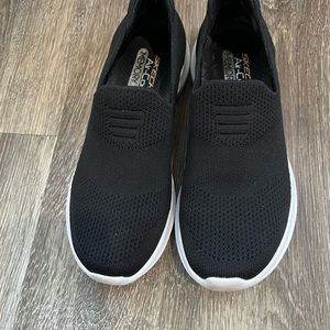 Woman’s Sketchers air cooled memory foam walker’s Size 6.5